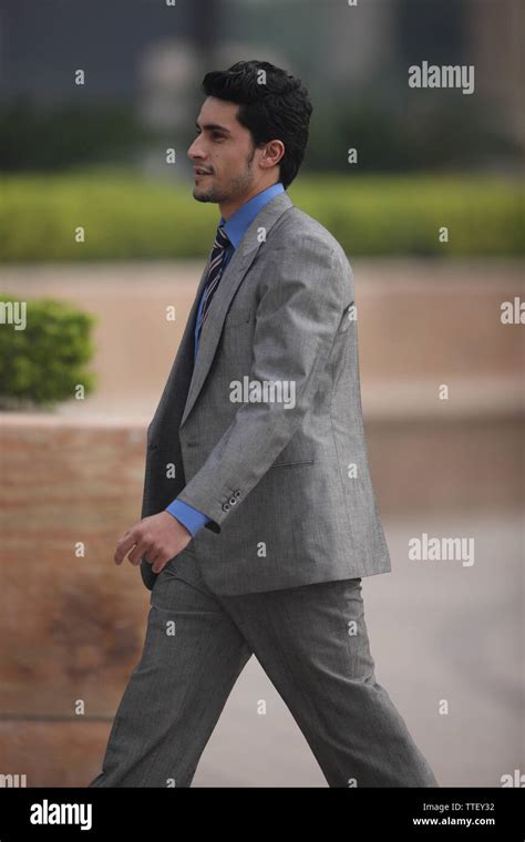 Business People Walking Side Profile 的图像结果