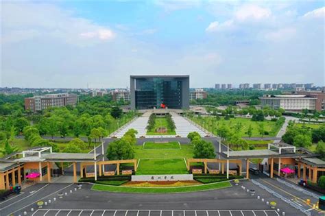 2022年6月13日《中国新闻网》：衢州学院校长寄语毕业生：跳出“信息茧房” 做到“自我清明”