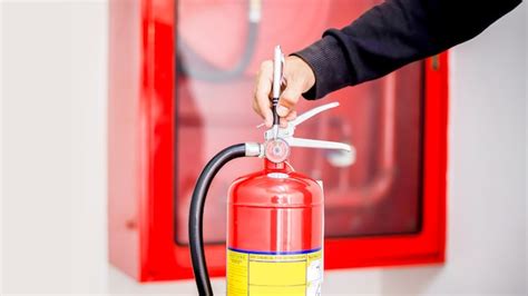 Ingénieur vérifiant le système de contrôle d'incendie industriel ...