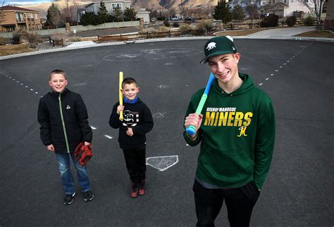Kids Playing Baseball 的图像结果