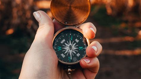 Download wallpaper 1920x1080 compass, hand, device, metal full hd, hdtv ...