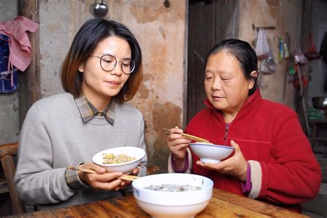 儿子有事不在家，农村婆婆晚饭只做一个菜，看婆婆如何待儿媳妇_凤凰网视频_凤凰网