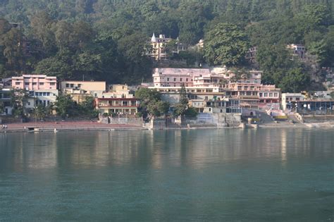 File:Ashrams on the banks of Ganges, Rishikesh.jpg - Wikimedia Commons