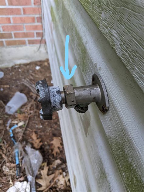 Leaking Outdoor Faucet Older Model 的图像结果