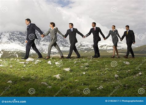 Business People Walking Up Mountain 的图像结果