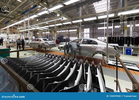 工作者装配一个车身体 焊接汽车的过程 汽车现代装配在植物的 自动化的修造过程 库存照片 - 图片 包括有 背包, 工厂: 133870930