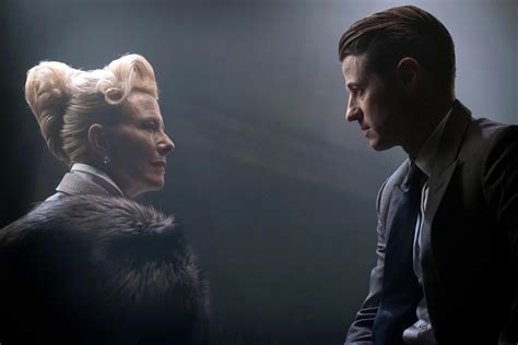 Photo de Leslie Hendrix - Gotham (2014) : Photo Ben McKenzie, Leslie ...