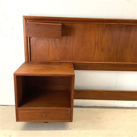 Scandinavian Modern Teak Headboard With Built-In Nightstands- King Size at 1stDibs