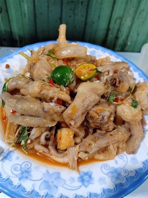 See related image detail. Delicious Vietnamese Food on Blue and White Plate | Thức ăn, Ẩm thực, Gà