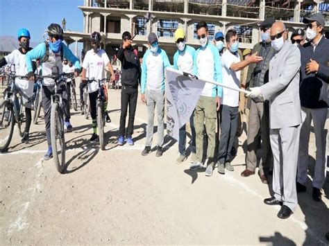 LG RK Mathur flags off cycle rally in Ladakh