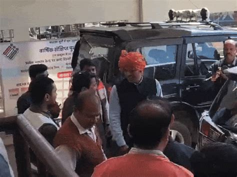 Unique IAS farewell in MP with drums played