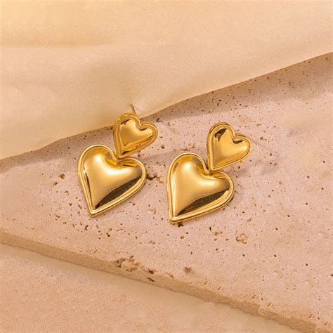 Bold Double-Heart Gold Statement Earring – Mode & Minimal