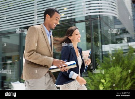 Business People Walking On Wall Street 的图像结果