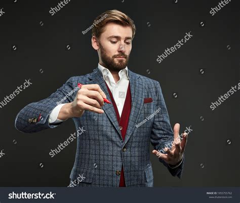 Action Poses Man in Business Suit 的图像结果