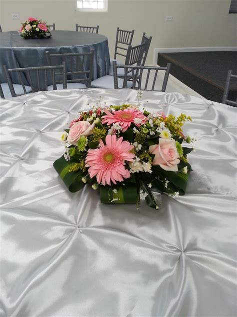 Centro de mesa natural con rosas y gerberas coral