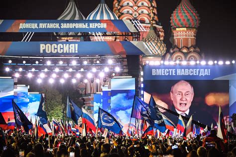 Fake Cheers Added to Putin Annexation Speech as 'Supporters' Bussed In ...