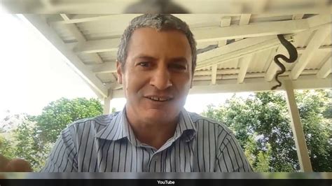 पॉडकास्ट के दौरान कैमरे में दिखा बड़ा सा सांप, वीडियो देख खड़े हो ...