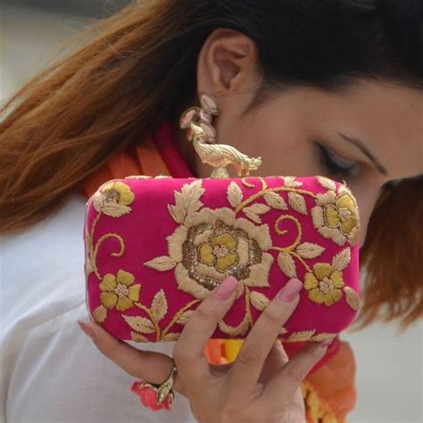 ट्रेडीशनल वियर के साथ ट्राई करें डिफरैंट वर्क वाले Clutches - different ...
