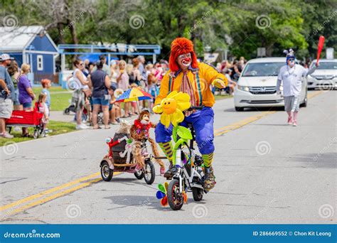 Sunny View of the Parade of Porter Peach Festival Editorial Photography ...