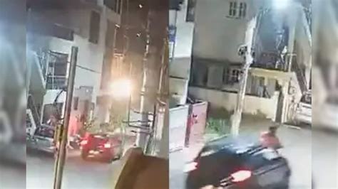 Bizzare: মারাত্মক রাগের ভয়াবহ বিস্ফোরণ, ডেলিভারি বয়ের বাইককে পিছন ...