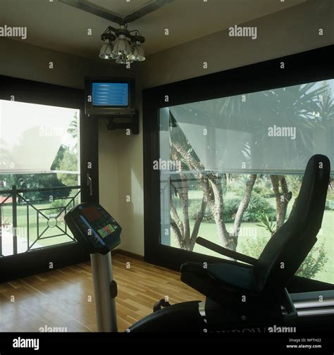 TV On Wall in Gym 的图像结果