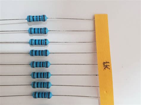 Test electronic components with multimeter.. 50 test: 1 Ohm 10 Ohm 100 Ohm 1000 Ohm 1K 10K 47K ...