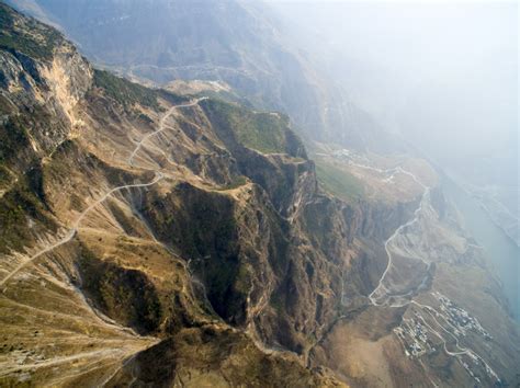 航拍云南山区“魔鬼公路” 在原地盘旋海拔下降1200米_坪山新闻网