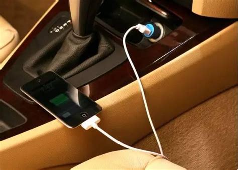 用汽车USB接口给手机充电你充对了吗？-手机新浪汽车