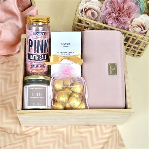 Rakhi Gifts For Bhaiya Bhabhi | Rakhi Gift Hampers For Bhaiya Bhabhi ...