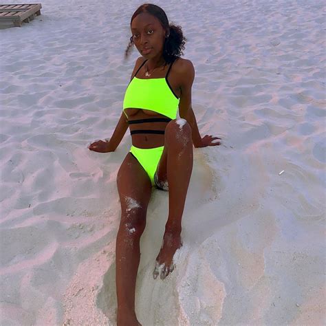 Kayla Nicole Jones: The girl from looking up and down meme in real life