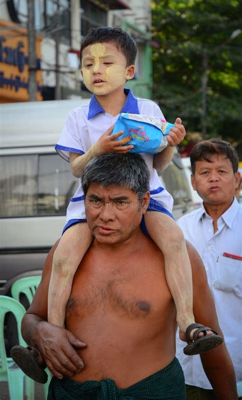 Mynmar Local People From City 的图像结果