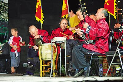 中国锣鼓，一个人同时打三种乐器Chinese gongs and drums, one person plays three musical ...