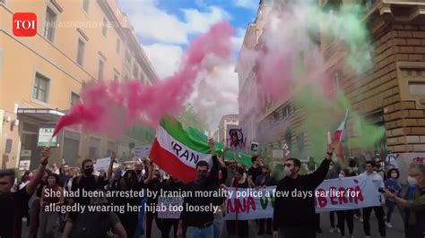 UK: Iranian artist continues to fight for women's freedom through art