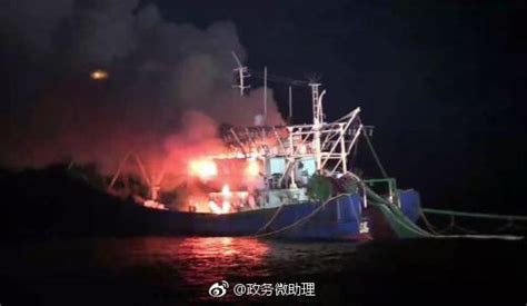宜宾一艘渔政船只突发大火最新素材