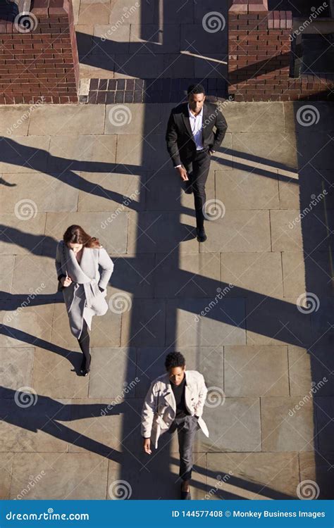 Business People Walking Aerial View 的图像结果
