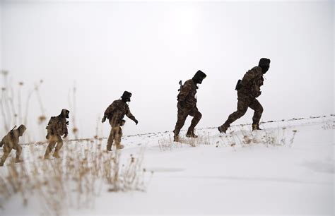 西藏阿里零下25℃ 边防战士踏雪巡边-北京时间