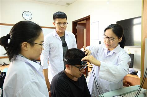 NGƯỜI TRẺ VƯƠN MÌNH BỨT PHÁ: NỮ TIẾN SĨ TRẺ ‘LO’ BỆNH NGƯỜI GIÀ ...