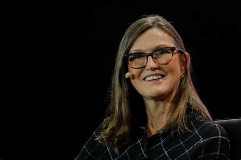 Cathie Wood aumenta participación en Microsoft y Facebook por IA ...