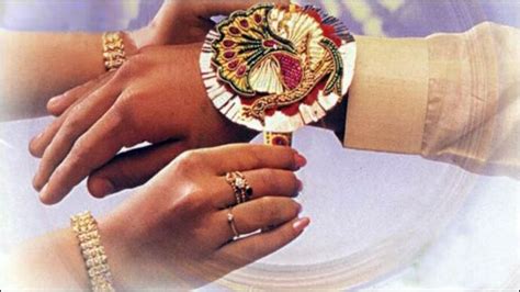 Raksha Bandhan: Girls tie sacred threads on the wrists of BSF personnel ...