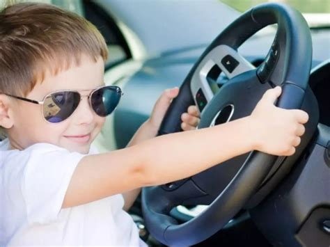 सड़क पर कार दौड़ाता दिखा 4 साल का बच्चा, घर से कार की चाभी उठाई लेकिन ...