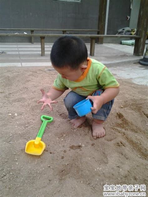 儿童玩沙的好处何止一点，6条好处证明，你可以带孩子去玩沙子