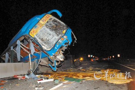 大巴撞货车车毁人未亡 车体破碎仅8人受伤(图)-搜狐滚动