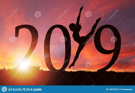 2019女孩跳舞新年剪影在金黄日出的 库存照片. 图片 包括有 天空, 解决方法, 本质, 横向, 健身 - 125701912