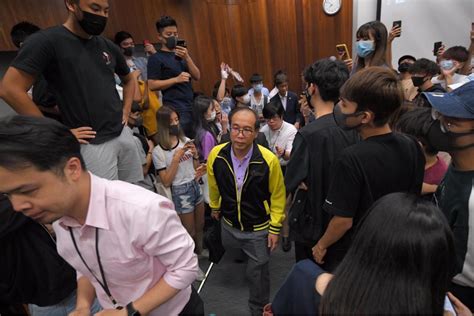 被学生围堵辱骂的香港理工大教师 反被调离教职 - 万维读者网