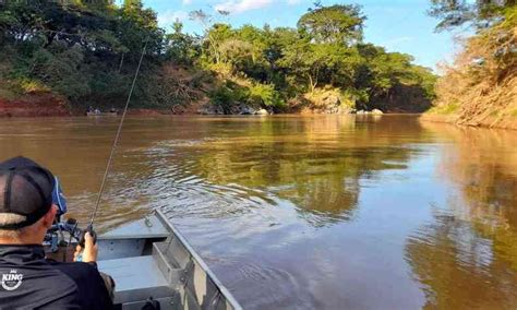 barco de pesca esportiva no Lago de Três Marias em Minas Gerais
