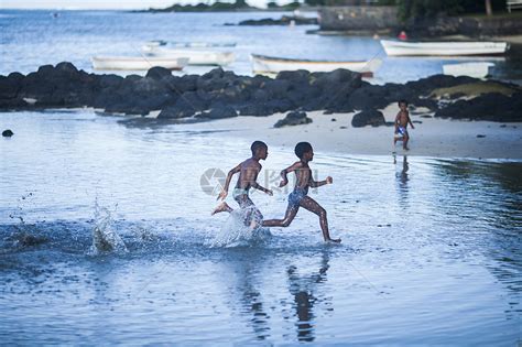 非洲旅行在海边拍到的孩子嬉水奔跑高清图片下载-正版图片500617404-摄图网