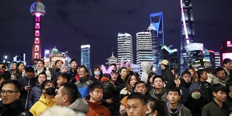 直击上海跨年夜 截至1日0时外滩游客超过42万人次_手机新浪网
