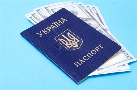 蓝色背景的乌克兰护照100美元由不同角度在护照内存放高清图片下载-正版图片504447830-摄图网