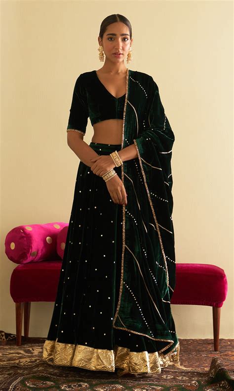 Drzya by Ridhiee Surii | Buy Sufiya Green Velvet Enbroidered Short ...