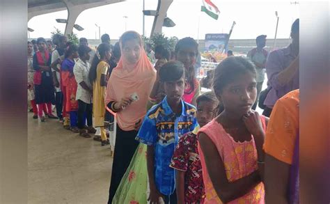 விமான நிலையம் வந்தடைந்த அரசு பள்ளி மாணவர்கள்- சூர்யா பட பாடல் ...